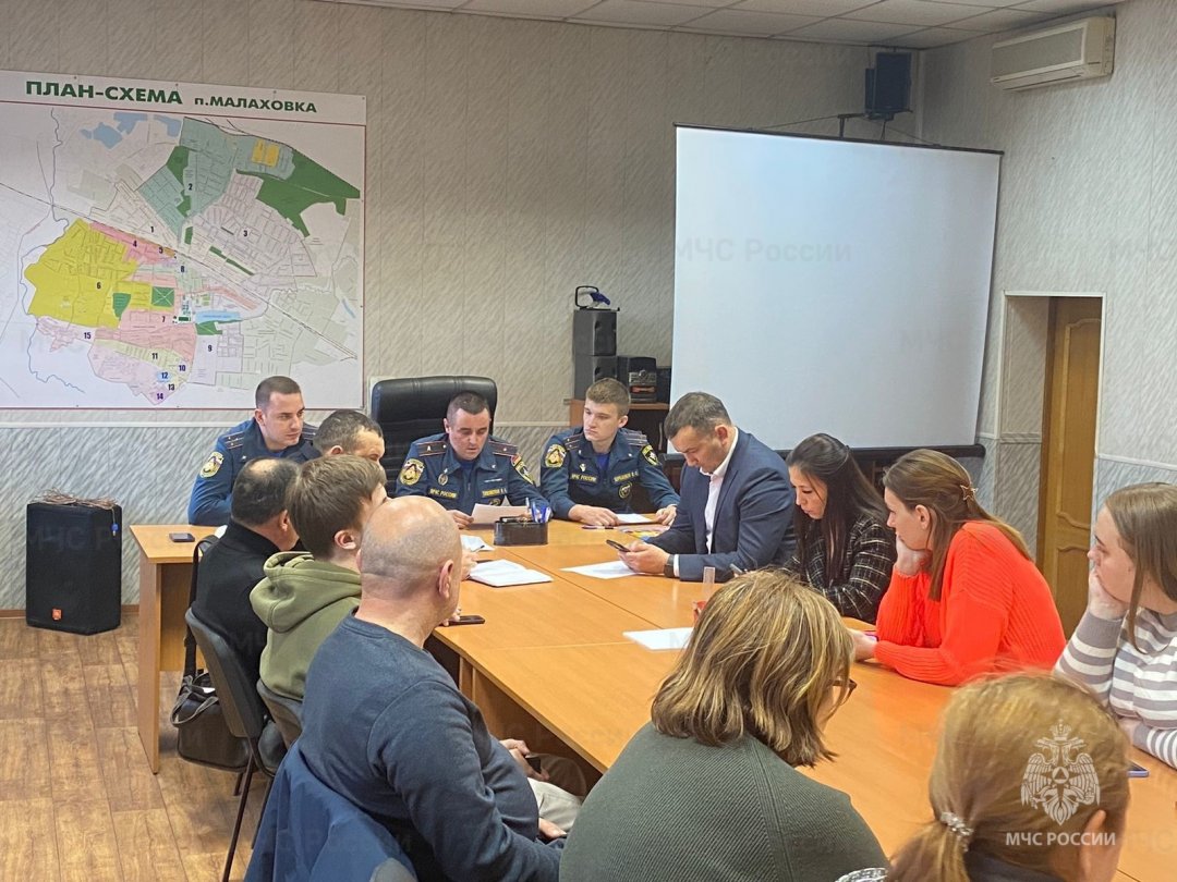 Сотрудники МЧС приняли участие в сходе населения в рабочем поселке Малаховка