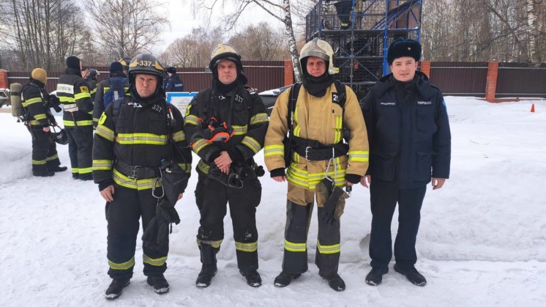 В Московской областной противопожарно-спасательной службе прибавилось первоклассных специалистов 👨🏻‍🚒nnВчера в учебном центре #Мособлпожспас в поселке Малаховка Люберецкого округа прошла аттестация работников на квалификацию «пожарный 1 класса» 🚒nn#Огнеборцы продемонстрировали комиссии знания теории и практические навыки в таких дисциплинах, как 👇🏻nn✅ вязка двойной спасательной петли с надеванием ее на пострадавшего,n✅ закрепление веревки за конструкцию, n✅ преодоление лабиринта, включившись в аппараты на сжатом воздухе