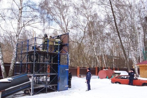 В Московской областной противопожарно-спасательной службе прибавилось первоклассных специалистов 👨🏻‍🚒nnВчера в учебном центре #Мособлпожспас в поселке Малаховка Люберецкого округа прошла аттестация работников на квалификацию «пожарный 1 класса» 🚒nn#Огнеборцы продемонстрировали комиссии знания теории и практические навыки в таких дисциплинах, как 👇🏻nn✅ вязка двойной спасательной петли с надеванием ее на пострадавшего,n✅ закрепление веревки за конструкцию, n✅ преодоление лабиринта, включившись в аппараты на сжатом воздухе