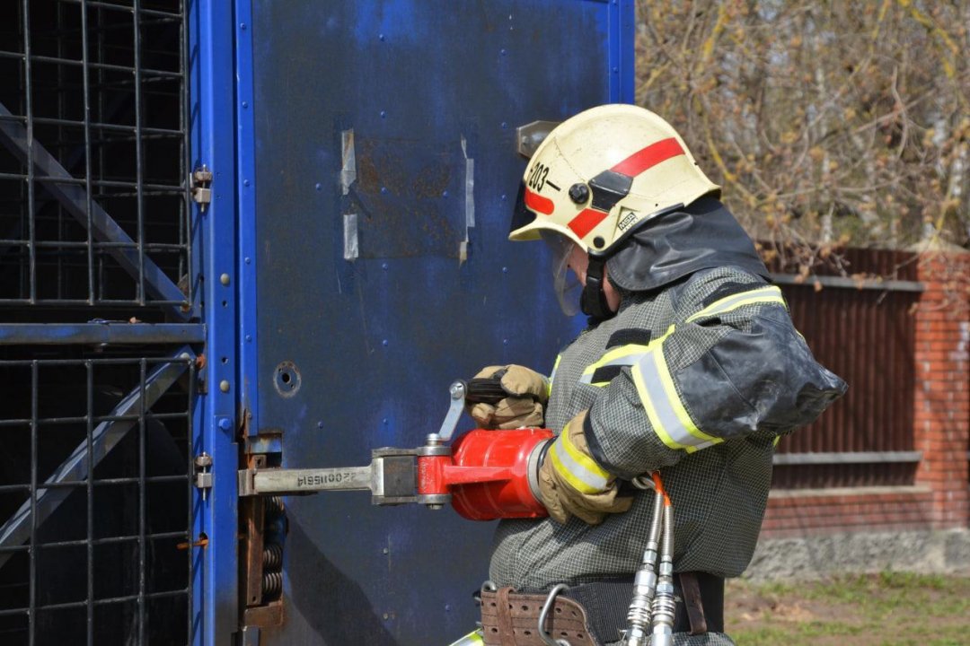 19 и 20 апреля в учебном центре #Мособлпожспас в поселке Малаховка Люберецкого округа прошла аттестация спасателей 👨🏻‍🚒 n n33 работника пожарно-спасательных подразделений показали членам комиссии теоретические знания и практические навыки ☝🏼 n nВ ходе аттестации специалисты прошли следующие испытания ⬇ n n✅ тестирование по теории спасательного дела, n✅ решение задач по пожарной тактике, n✅ оказание первой помощи пострадавшему, n✅ спасение терпящего бедствие на воде, n✅ работа с гидравлическим аварийно-спасательным инструментом, n✅ работа на высоте при помощи альпинистского снаряжения, n✅ работа в средствах защиты – противогазе и костюме Л-1, n✅ физическая подготовка