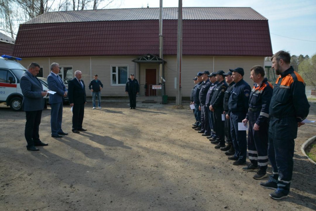 19 и 20 апреля в учебном центре #Мособлпожспас в поселке Малаховка Люберецкого округа прошла аттестация спасателей 👨🏻‍🚒 n n33 работника пожарно-спасательных подразделений показали членам комиссии теоретические знания и практические навыки ☝🏼 n nВ ходе аттестации специалисты прошли следующие испытания ⬇ n n✅ тестирование по теории спасательного дела, n✅ решение задач по пожарной тактике, n✅ оказание первой помощи пострадавшему, n✅ спасение терпящего бедствие на воде, n✅ работа с гидравлическим аварийно-спасательным инструментом, n✅ работа на высоте при помощи альпинистского снаряжения, n✅ работа в средствах защиты – противогазе и костюме Л-1, n✅ физическая подготовка