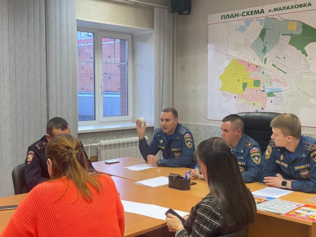 Сотрудники МЧС приняли участие в сходе населения в рабочем поселке Малаховка